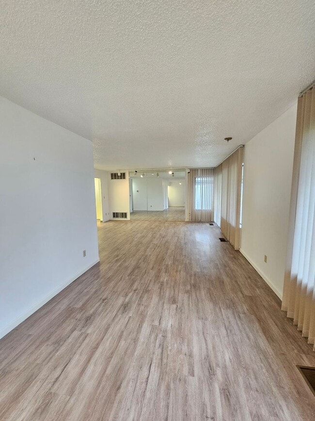 Building Photo - 1 Bedroom Condo on the Golf Course!