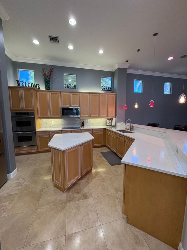 Building Photo - Spacious 3/3.5 3 car garage home in Palm City