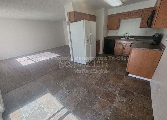 Building Photo - 3121 W Hood Ave