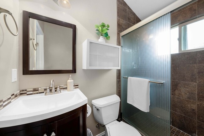 Building Photo - 4819 Del Mar Ave