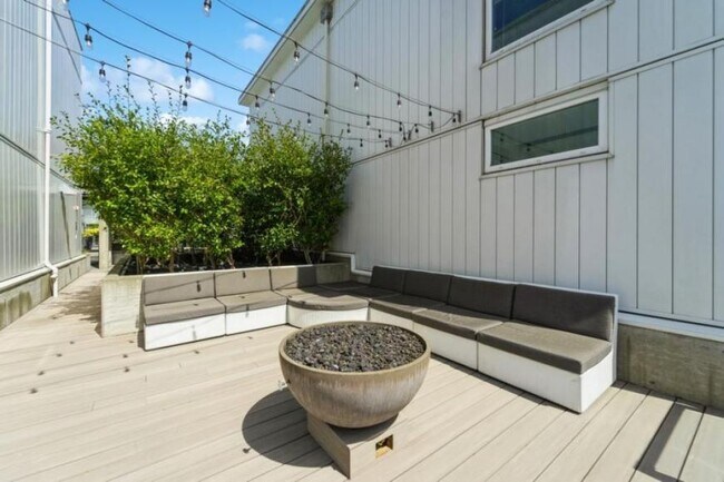 Building Photo - 1 bedroom in Seattle WA 98109