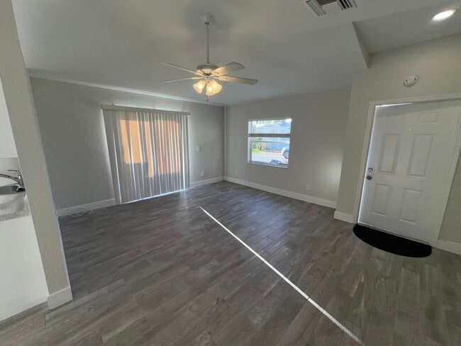 Building Photo - 553 E Ridge Cir N