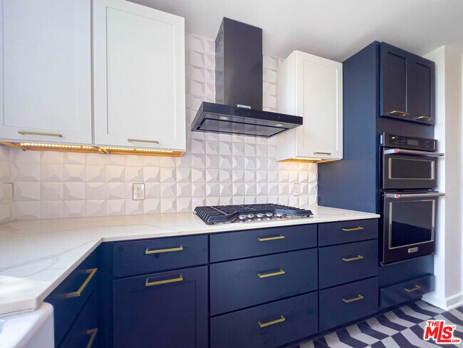 Building Photo - 935 Westbourne Dr