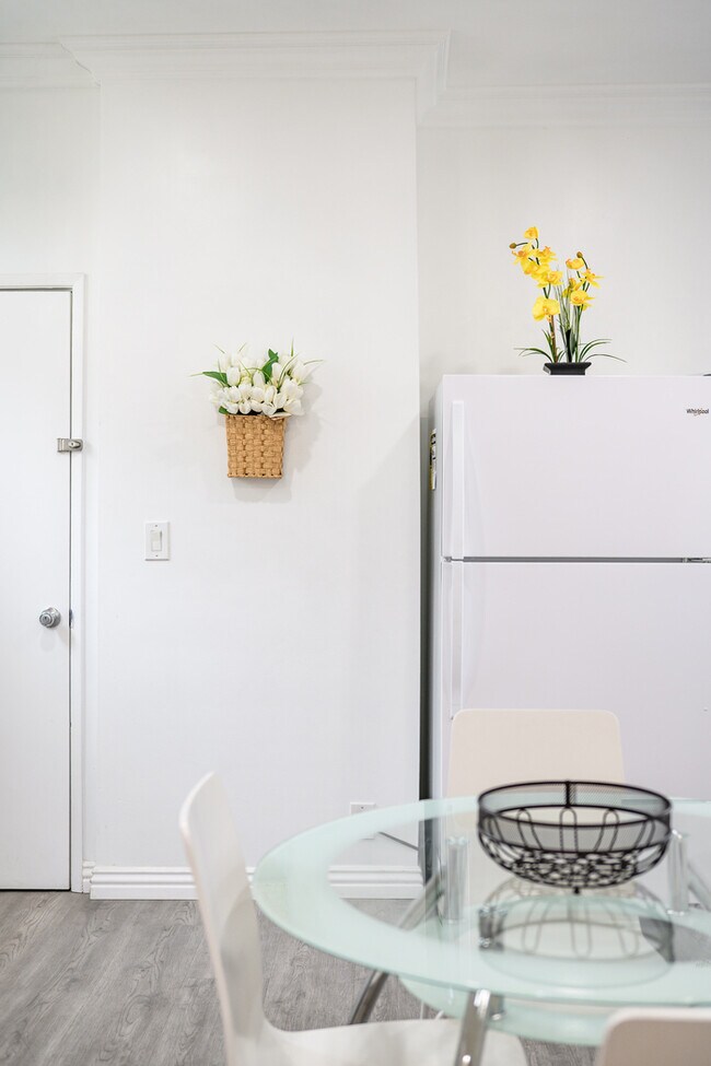 Building Photo - Fully Furnished 2BR Home w/ Private Entry ...