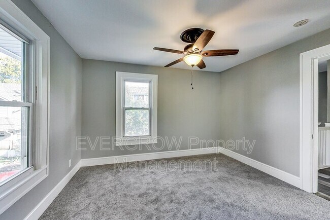 Building Photo - 3470 N Kenwood Ave