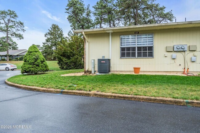 Building Photo - 15 Yorkshire Ct