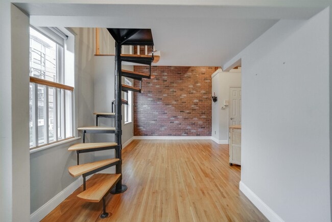 Building Photo - 519 Monroe St