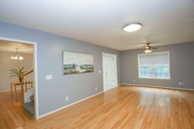 Building Photo - Charming 3 Bedroom, 2,5 Bath home with hug...