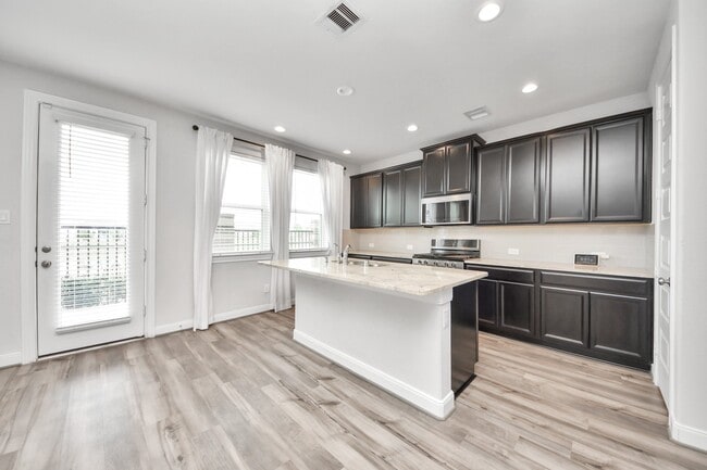 Building Photo - 9830 Magnolia Village Ln