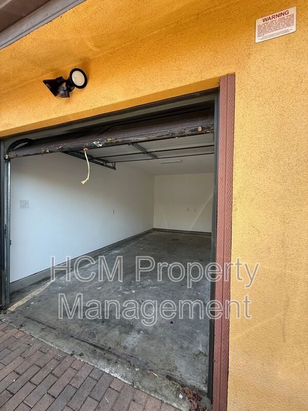 Building Photo - 645 E 78th St