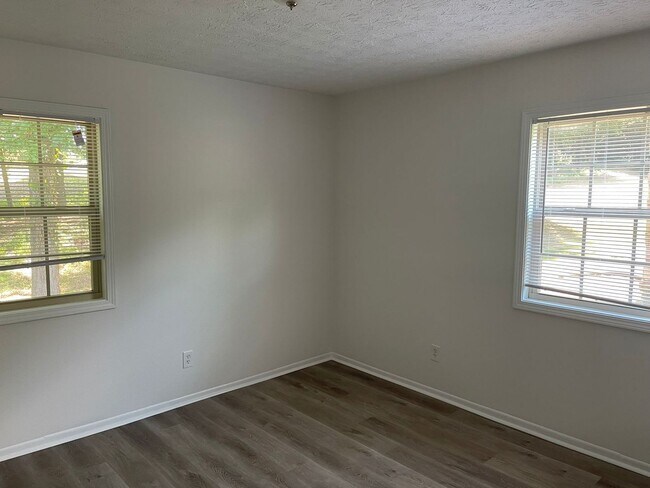 Building Photo - Modern 2-Bed, 1-Bath Oasis with Central Ai...