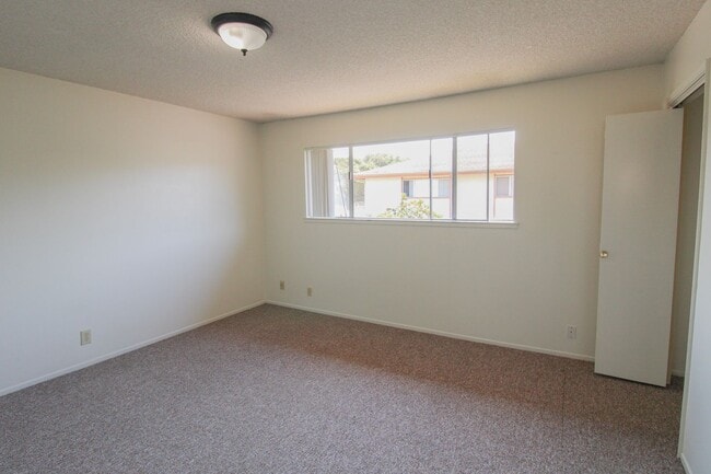 Building Photo - 2 Bedroom Townhouse Style Apartment with Private Fenced Patio