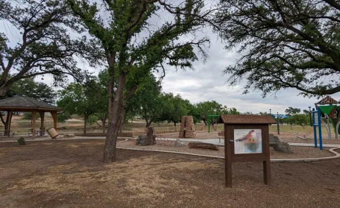 Building Photo - 2018 Woodlawn Dr
