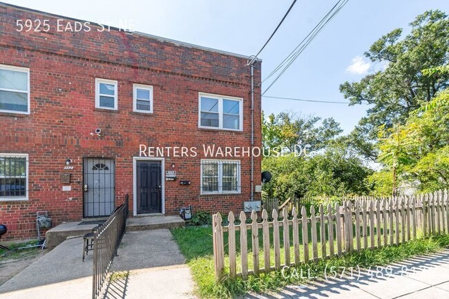 Building Photo - Charming 5Bd/2Bth Semi-Detached Brick Home...