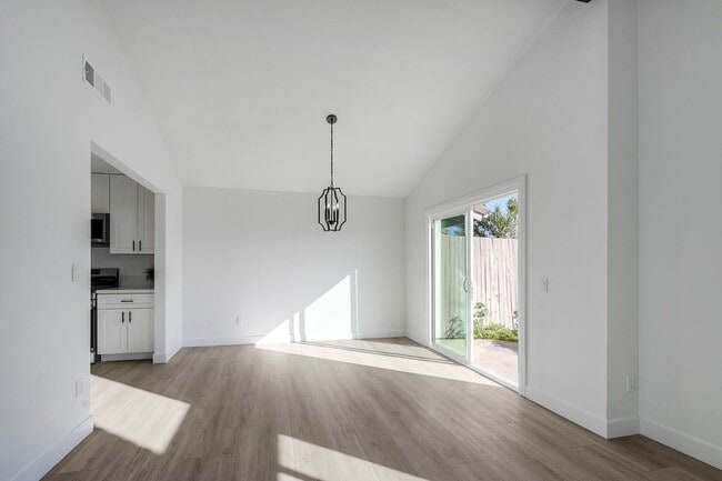 Building Photo - Beautifully remodeled single-story home in the heart of Solana Beach!