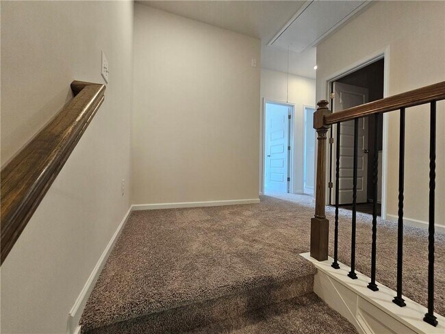 Building Photo - 2460 Ravencliff Dr