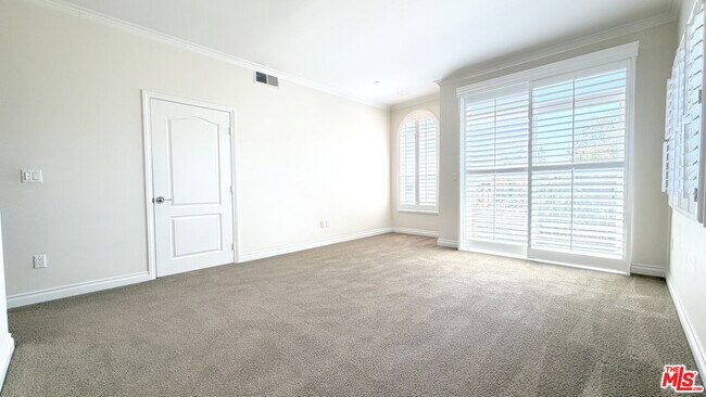 Building Photo - 956 S Wilton Pl