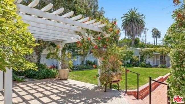 Building Photo - 426 Georgina Ave