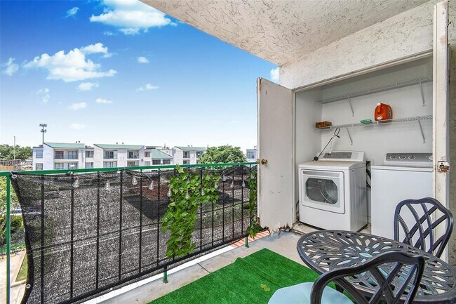 Building Photo - 2820 S Bartell Dr