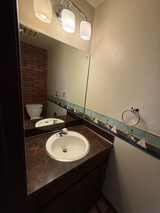 Building Photo - Charming Retro-Style 2BR in Prime Downtown Location