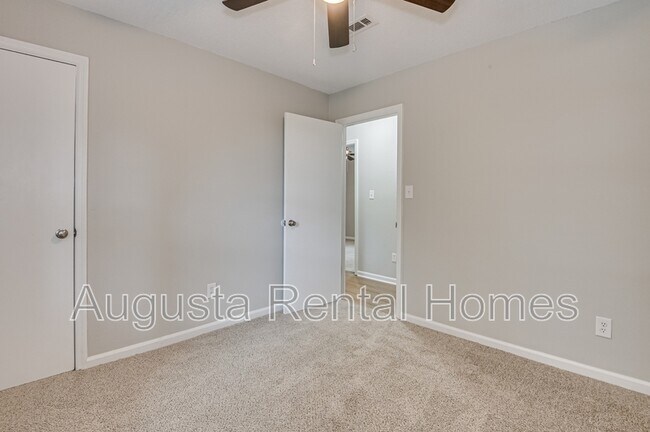Building Photo - 208 Foxdale Dr