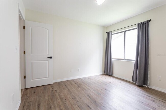 Building Photo - 1713 Whispering Dr E