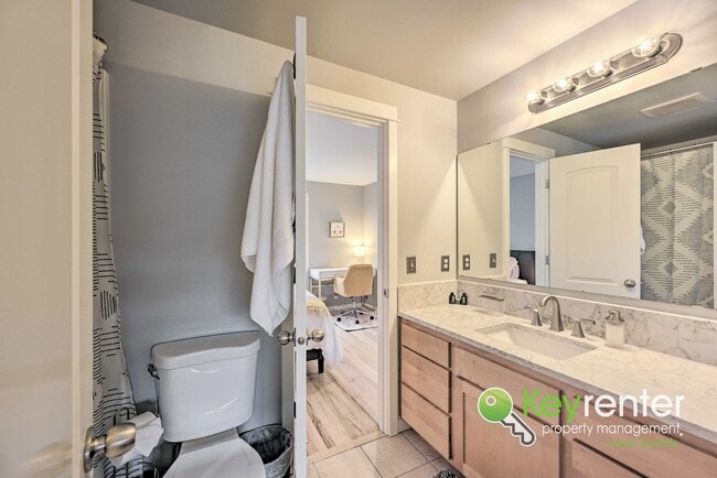 Building Photo - Beautifully Renovated 3 Bed Townhome in Prime North Seattle Location