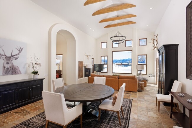 Building Photo - 661 Green Meadow Dr