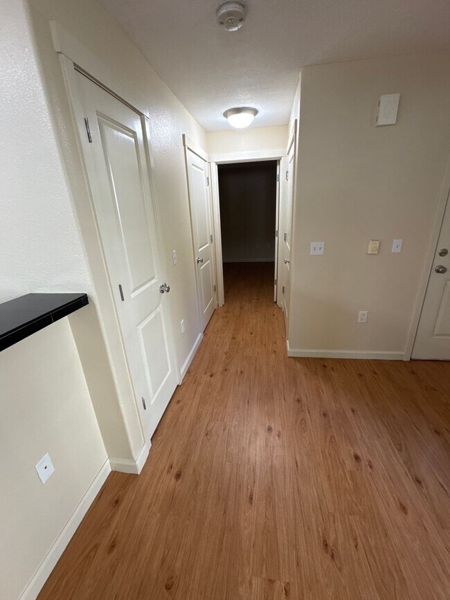 Building Photo - Beautiful 1 Bedroom 1 Bath Condo Located i...
