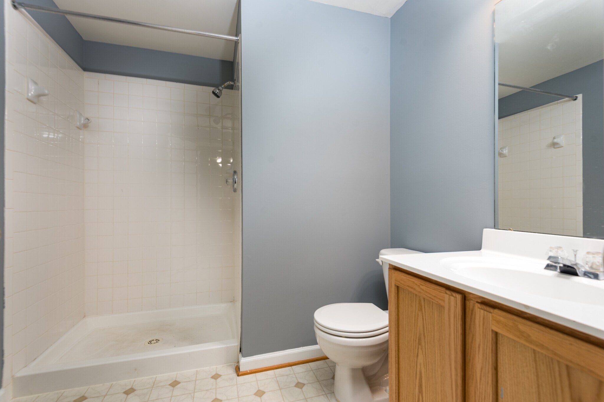 Lower level full bath - 15121 Toccoa Ct