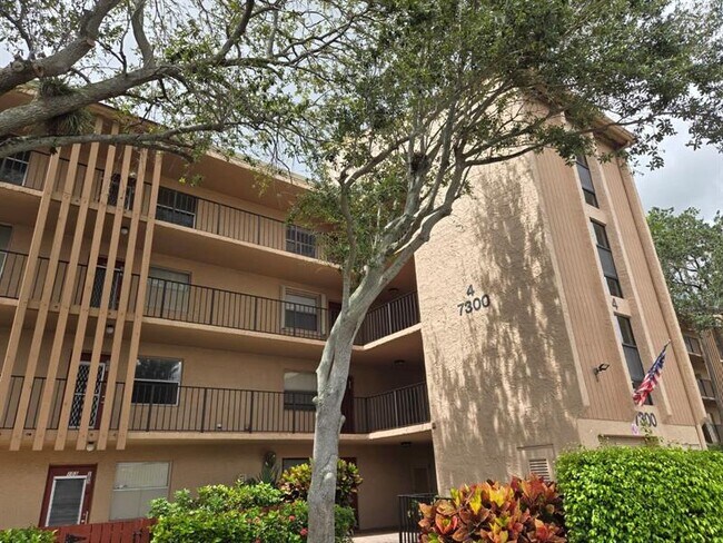 Primary Photo - 7300 Lake Cir Dr