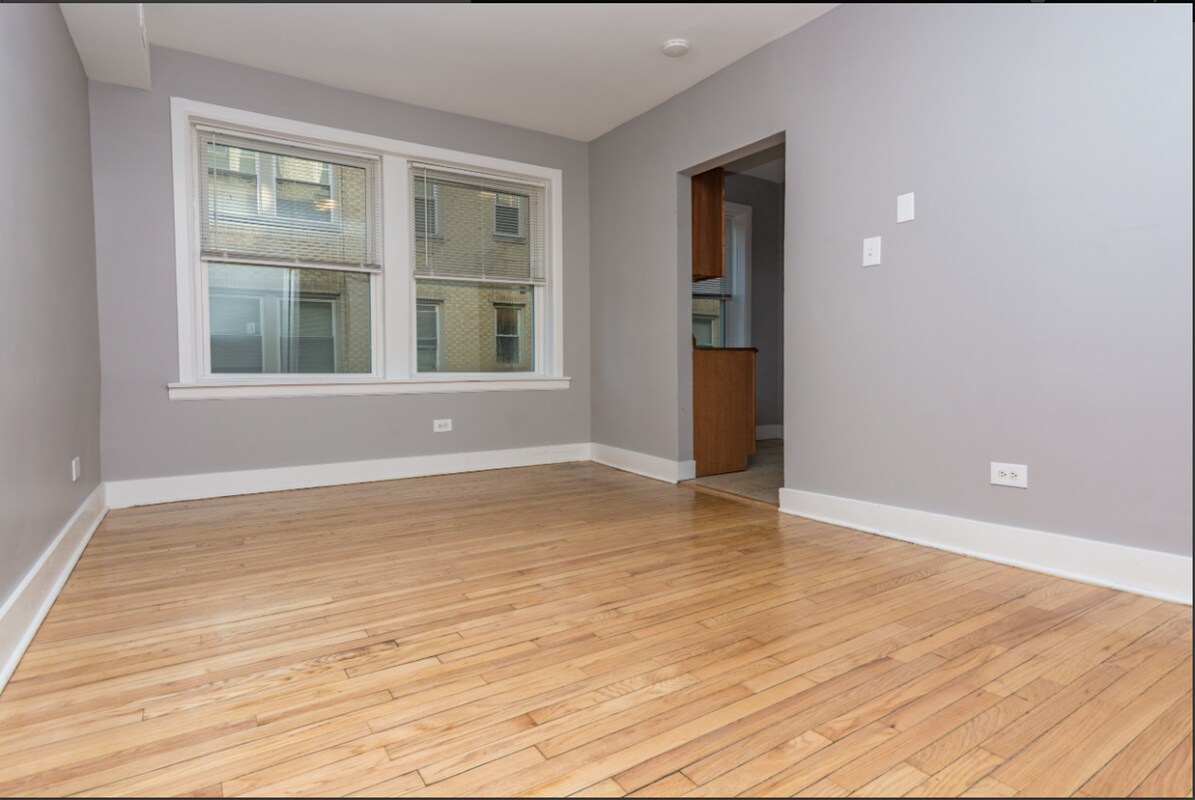 Building Photo - 1125 E 81st St