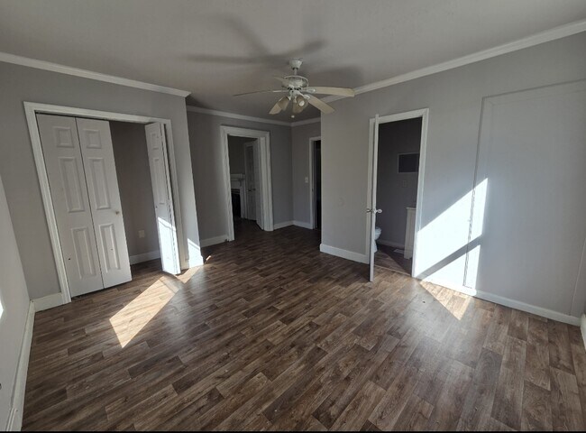 Building Photo - 828 Grady St