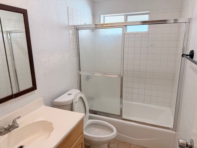 Building Photo - 3 bedroom 2 bath house for Lease