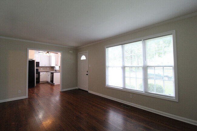 Building Photo - August FREE On This 2 Bedroom 1 Bath Home in Roeland Park