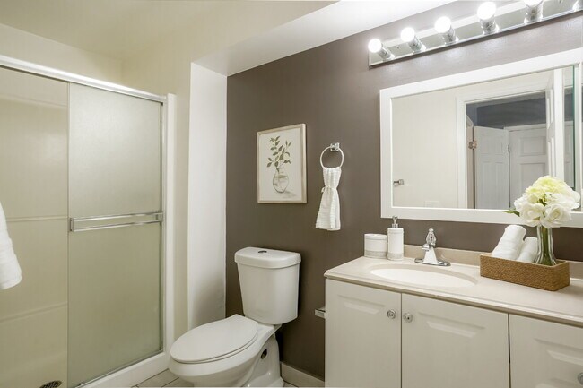 Building Photo - 2 Bedroom/2 Bathroom Condo - Aurora - Lowe...
