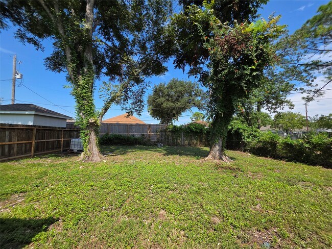 Building Photo - 2306 19th Ave N