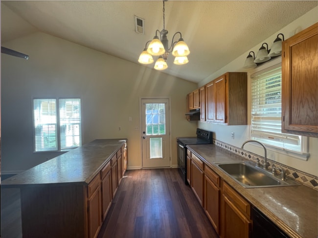 Building Photo - Recently Renovated!!Beautiful 3BR home.