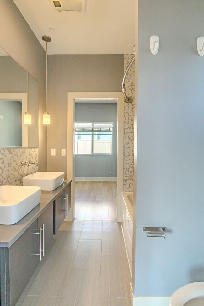 Building Photo - 3Bd/2.5Ba Seattle Townhouse