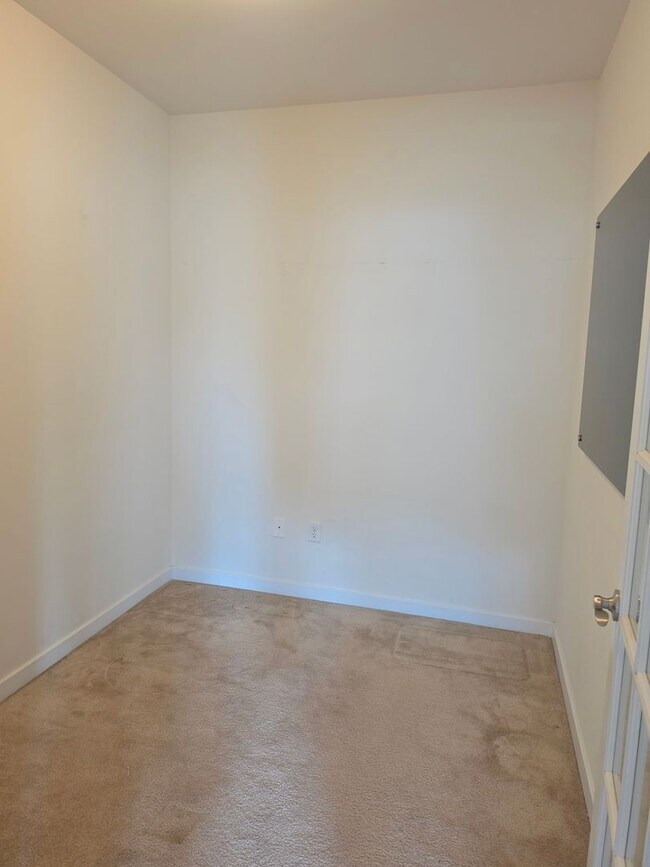 Building Photo - Beautiful 2nd floor (with elevator services) condominium: 2-bed, 2-bath, beautiful kitchen, bonus...