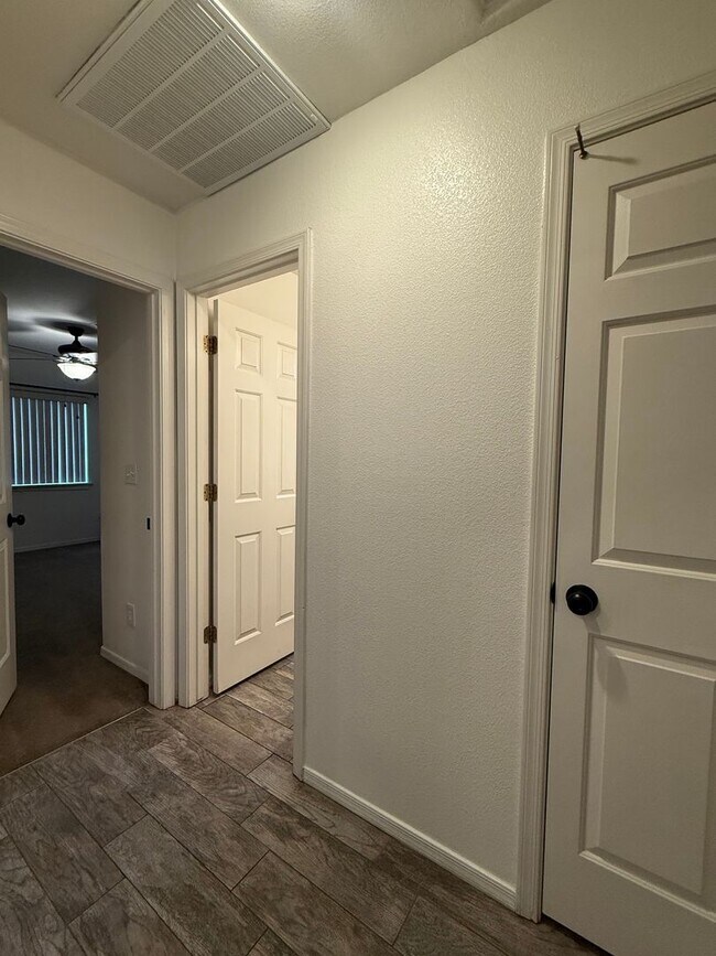 Building Photo - 3BR 2 Ba Beautiful Home at Bullhead Parkway w/3 Door Boat Deep Garage