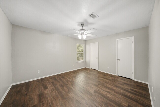 Building Photo - Updated Two-Story Duplex in Pearland with Yard Care Included