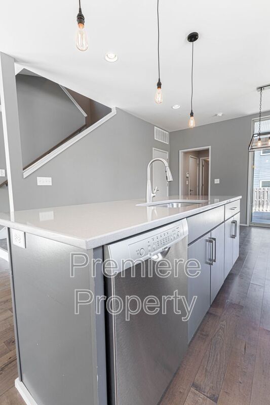 Building Photo - 2729 Charlotte St