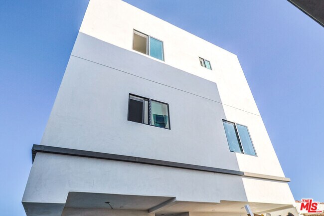 Building Photo - 1921 Carmona Ave