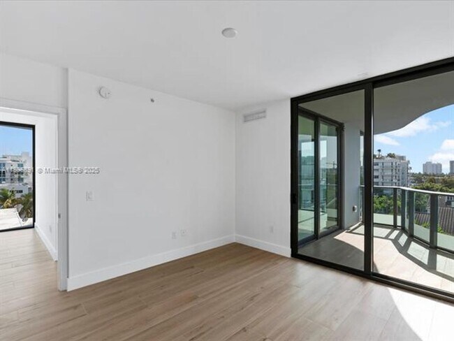 Building Photo - 9901 W Bay Harbor Dr