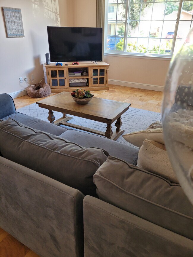 Building Photo - 6487 Hidden Creek Dr