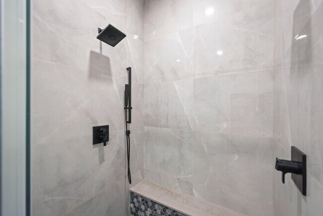 Building Photo - 285 SE 6th Ave