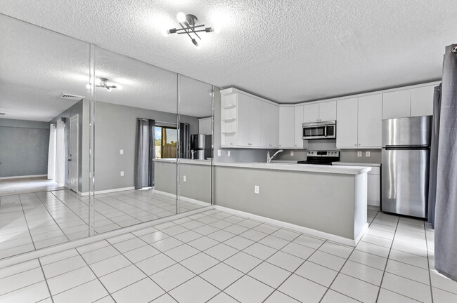 Building Photo - 619 6th Way