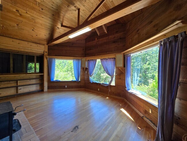 Building Photo - Cabin In the Wood!