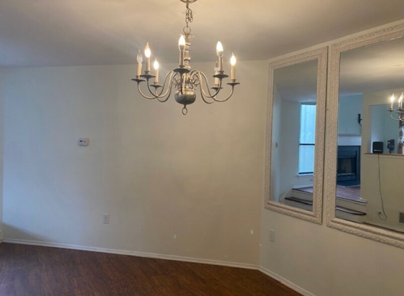 Building Photo - 260 Crabtree Ct